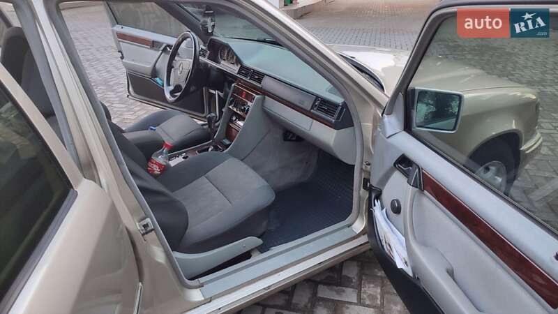 Седан Mercedes-Benz E-Class 1993 в Чернівцях