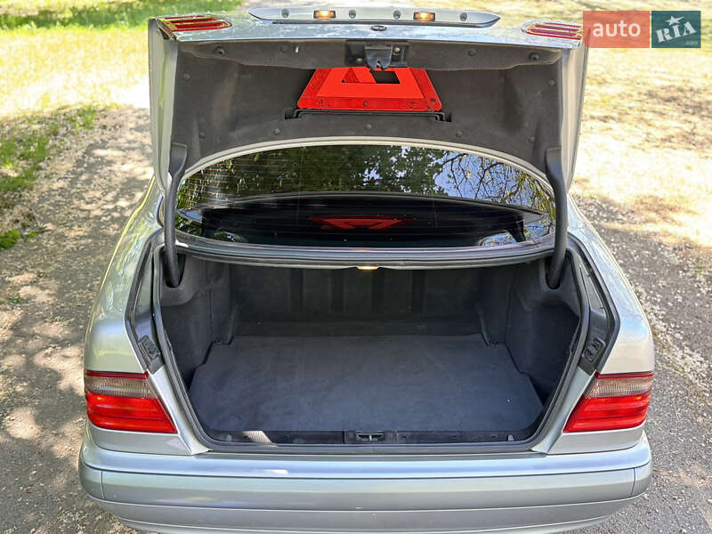 Седан Mercedes-Benz E-Class 2001 в Запоріжжі
