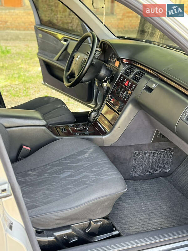 Седан Mercedes-Benz E-Class 2001 в Запоріжжі