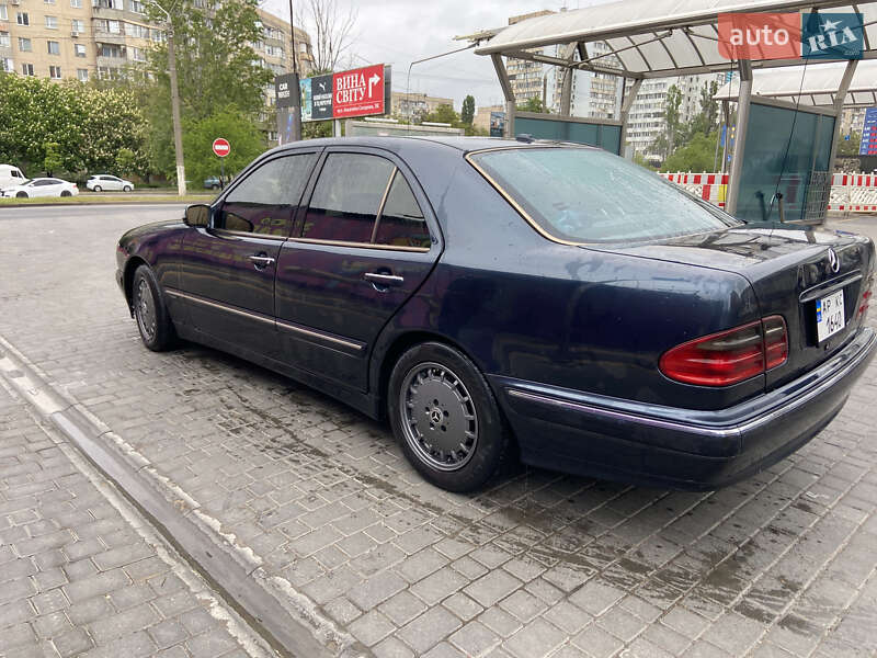Седан Mercedes-Benz E-Class 2001 в Южном