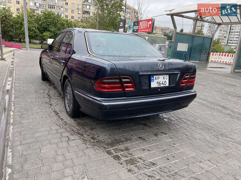 Седан Mercedes-Benz E-Class 2001 в Южном