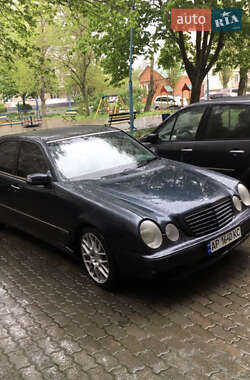 Седан Mercedes-Benz E-Class 2001 в Южному