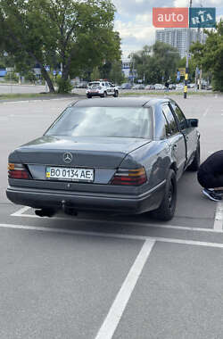 Седан Mercedes-Benz E-Class 1985 в 