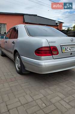 Седан Mercedes-Benz E-Class 1995 в 