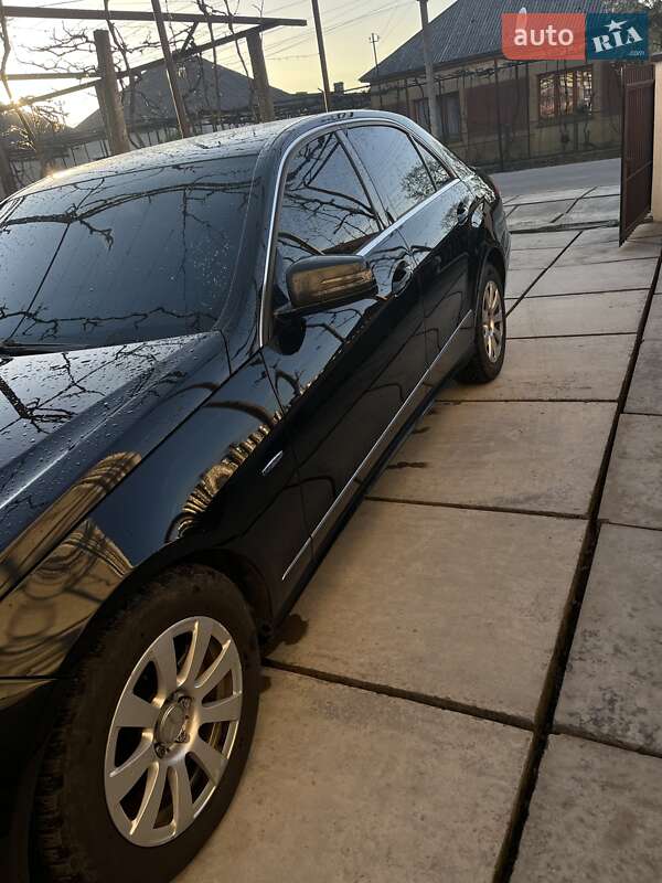 Седан Mercedes-Benz E-Class 2011 в Виноградові