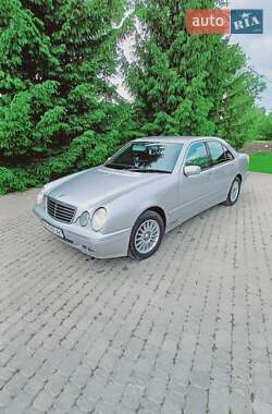 Седан Mercedes-Benz E-Class 2000 в Хоросткове