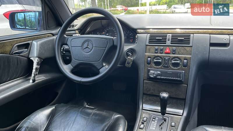Седан Mercedes-Benz E-Class 1997 в Николаеве