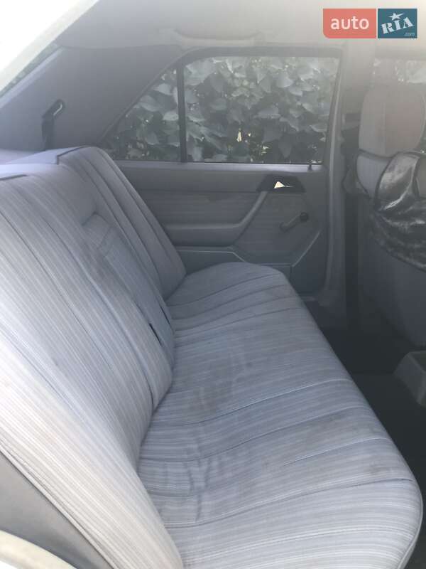 Седан Mercedes-Benz E-Class 1988 в Одессе