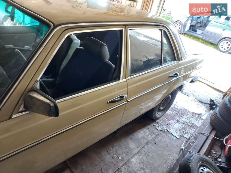 Седан Mercedes-Benz E-Class 1981 в 