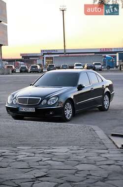 Седан Mercedes-Benz E-Class 2005 в Сарнах