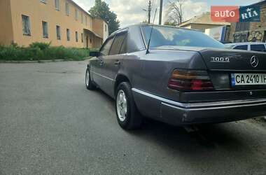 Седан Mercedes-Benz E-Class 1992 в 