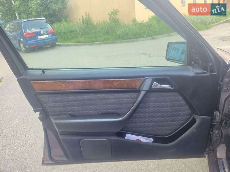 Седан Mercedes-Benz E-Class 1992 в Киеве
