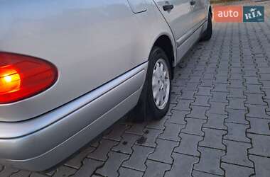Седан Mercedes-Benz E-Class 2000 в 