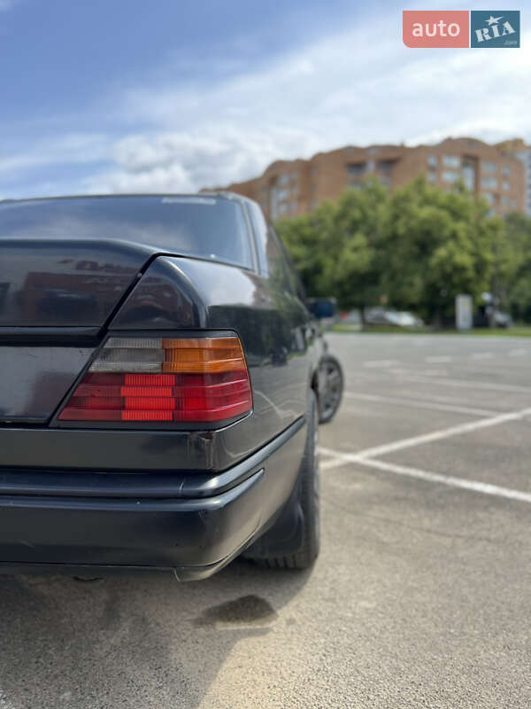 Седан Mercedes-Benz E-Class 1989 в Зарічному