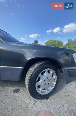Седан Mercedes-Benz E-Class 1993 в 