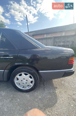 Седан Mercedes-Benz E-Class 1993 в 