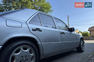 Седан Mercedes-Benz E-Class 1990 в 