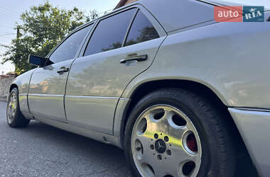 Седан Mercedes-Benz E-Class 1990 в 