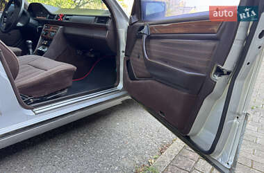 Седан Mercedes-Benz E-Class 1990 в 