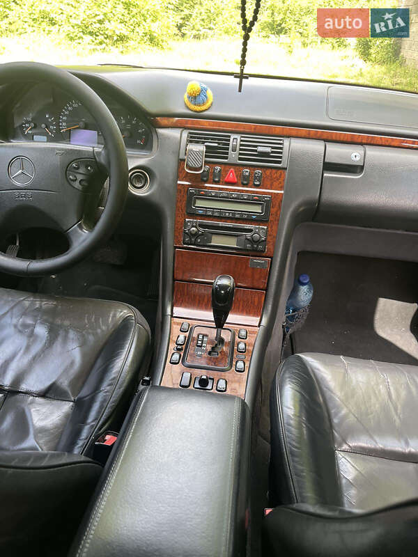 Седан Mercedes-Benz E-Class 2001 в Хмельницком