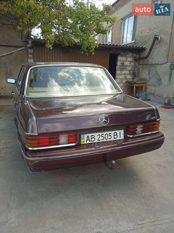 Седан Mercedes-Benz E-Class 1977 в 