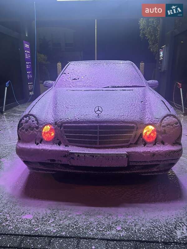 Седан Mercedes-Benz E-Class 2001 в Черкассах