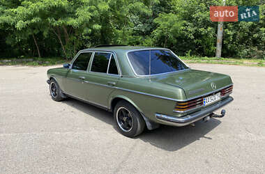 Седан Mercedes-Benz E-Class 1980 в 