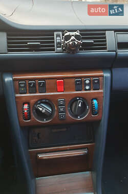Седан Mercedes-Benz E-Class 1987 в 