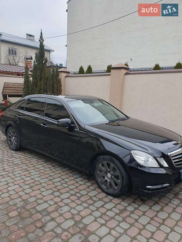 Седан Mercedes-Benz E-Class 2012 в Львове