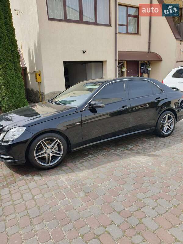 Седан Mercedes-Benz E-Class 2012 в Львове