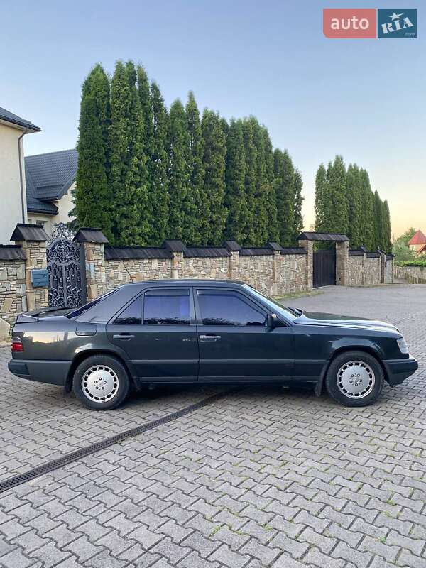 Седан Mercedes-Benz E-Class 1990 в Мостиске