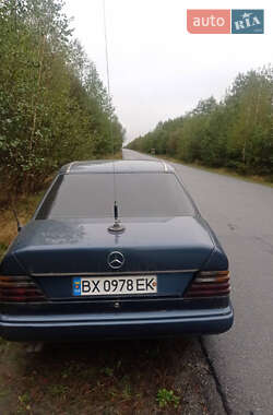Седан Mercedes-Benz E-Class 1988 в Полонном