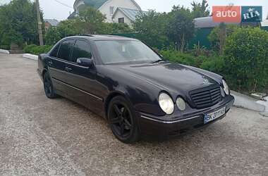 Седан Mercedes-Benz E-Class 2000 в Вараше