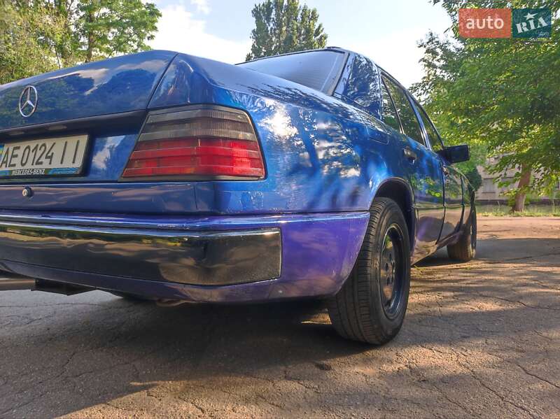 Седан Mercedes-Benz E-Class 1986 в Днепре