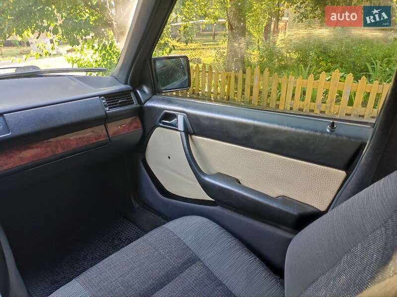 Седан Mercedes-Benz E-Class 1986 в Днепре