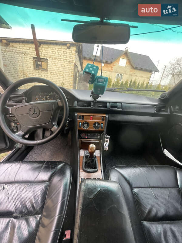 Седан Mercedes-Benz E-Class 1989 в Львове