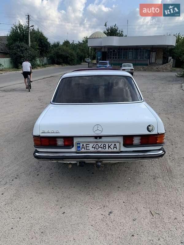 Седан Mercedes-Benz E-Class 1982 в Каневе