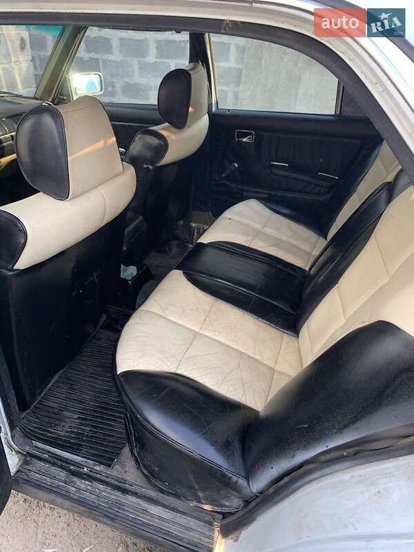 Седан Mercedes-Benz E-Class 1982 в Каневе