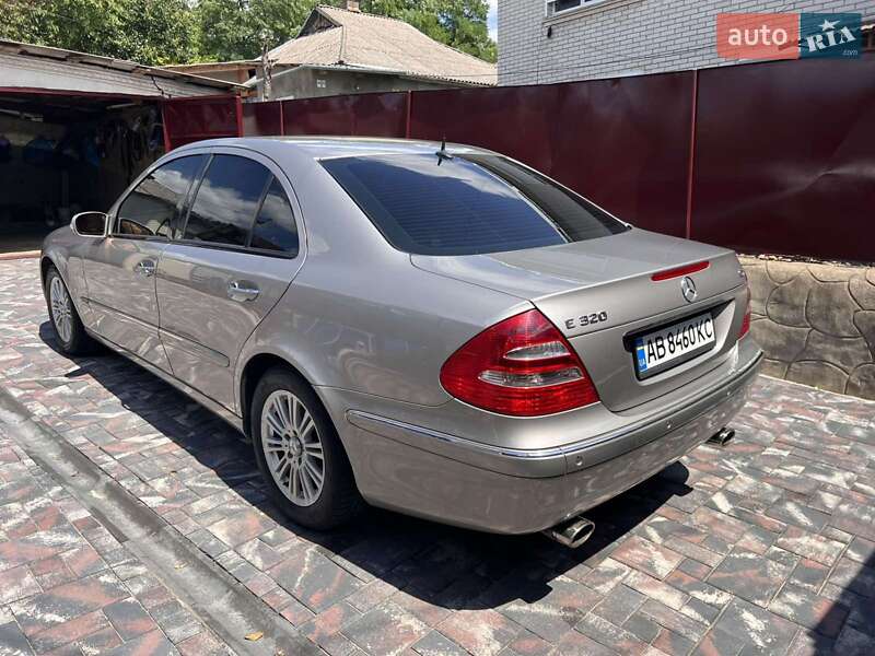Седан Mercedes-Benz E-Class 2004 в Могилев-Подольске