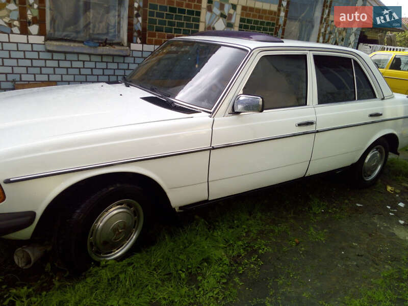 Седан Mercedes-Benz E-Class 1981 в Славуті