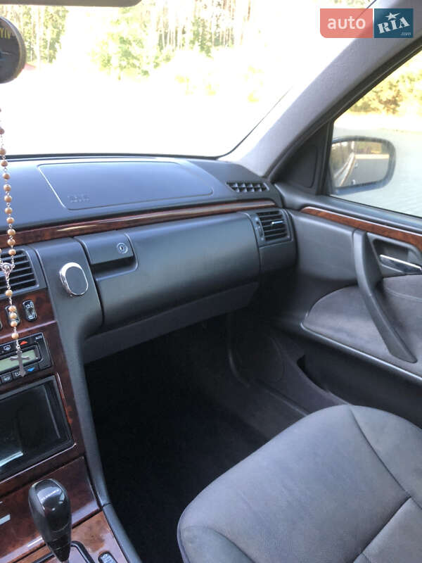 Седан Mercedes-Benz E-Class 2001 в Костополе