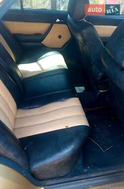 Седан Mercedes-Benz E-Class 1988 в 