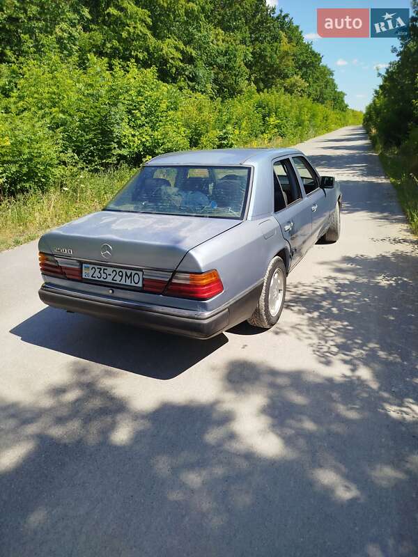 Седан Mercedes-Benz E-Class 1987 в Гусятине