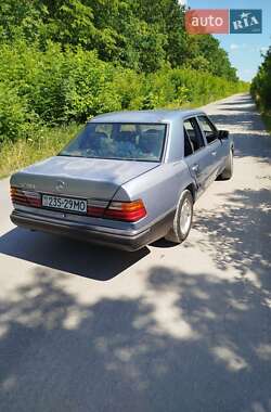 Седан Mercedes-Benz E-Class 1987 в 