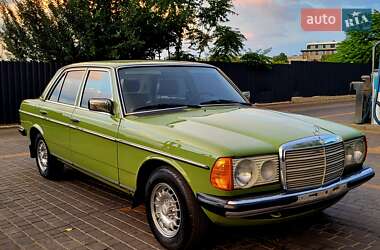 Седан Mercedes-Benz E-Class 1984 в 