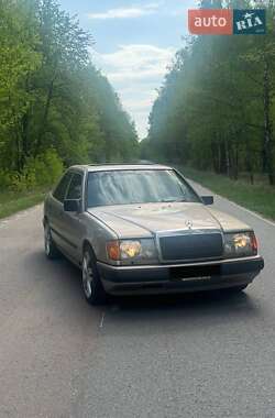 Седан Mercedes-Benz E-Class 1987 в Иванкове