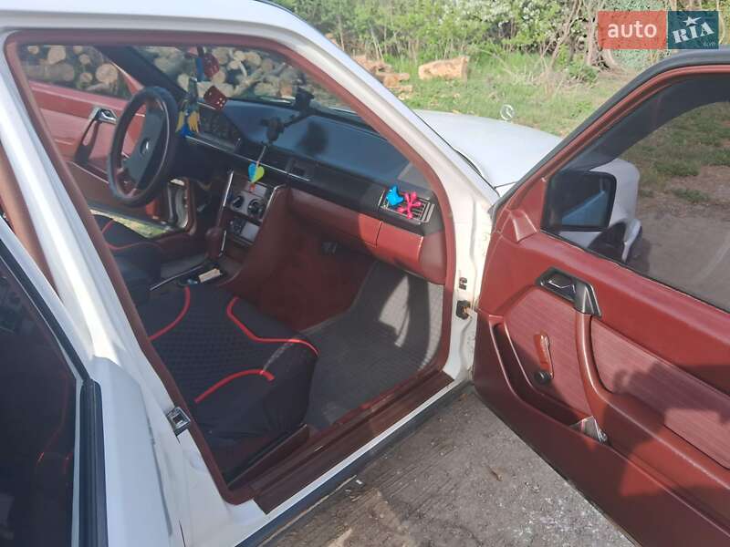 Седан Mercedes-Benz E-Class 1989 в Запорожье