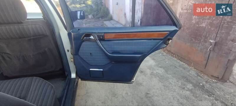Седан Mercedes-Benz E-Class 1987 в Кам'янському