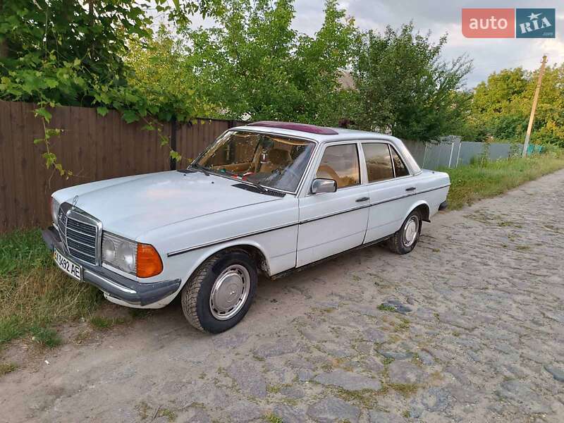 Седан Mercedes-Benz E-Class 1981 в Славуті