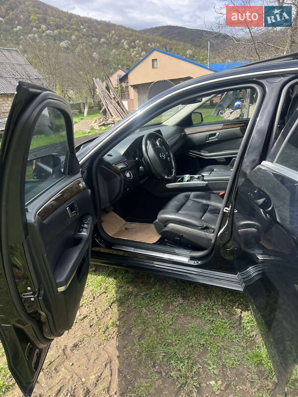 Седан Mercedes-Benz E-Class 2012 в Хусте
